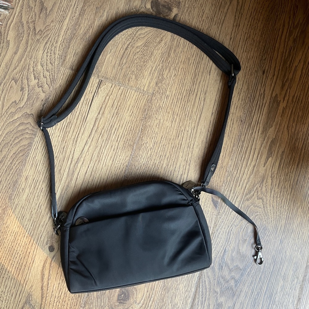 Lo & Sons Nouvelle
Nylon
Black Exterior / Gunmetal Hardware / Grey Interior
